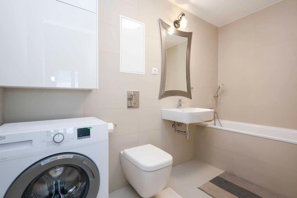 Danubius One - Spacious Apartment W Free Parking บราติสลาวา ภายนอก รูปภาพ