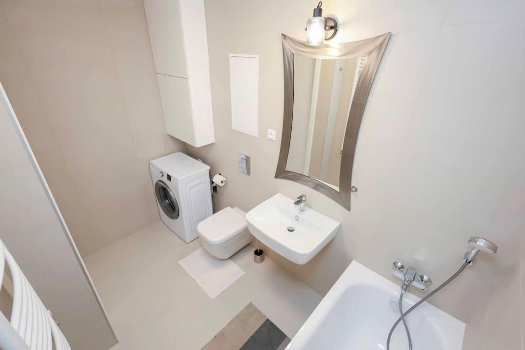 Danubius One - Spacious Apartment W Free Parking บราติสลาวา ภายนอก รูปภาพ
