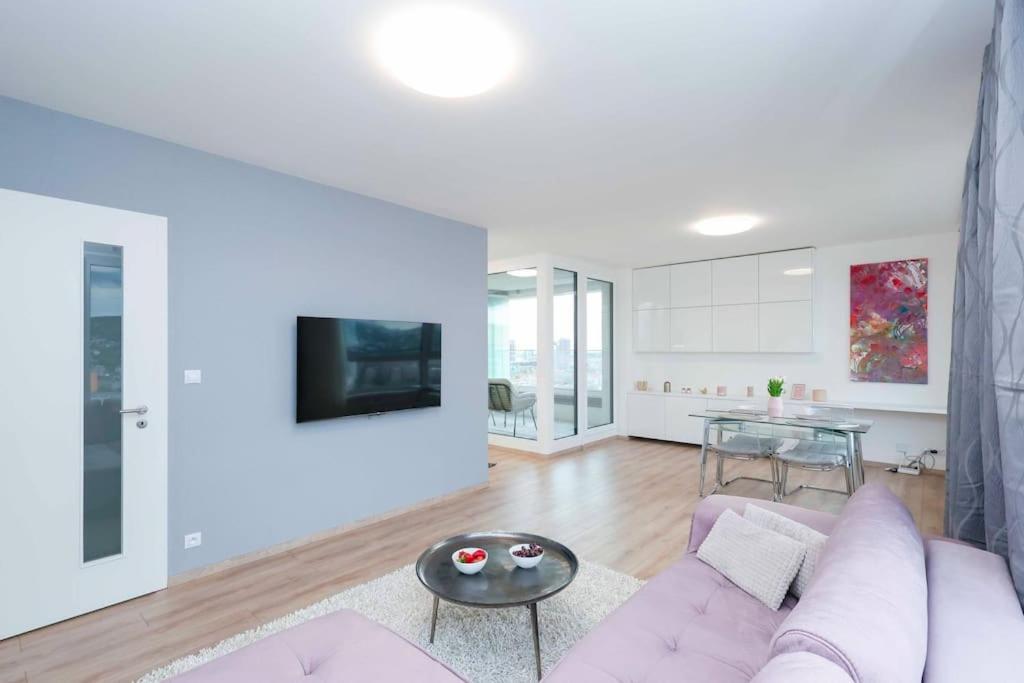 Danubius One - Spacious Apartment W Free Parking บราติสลาวา ภายนอก รูปภาพ
