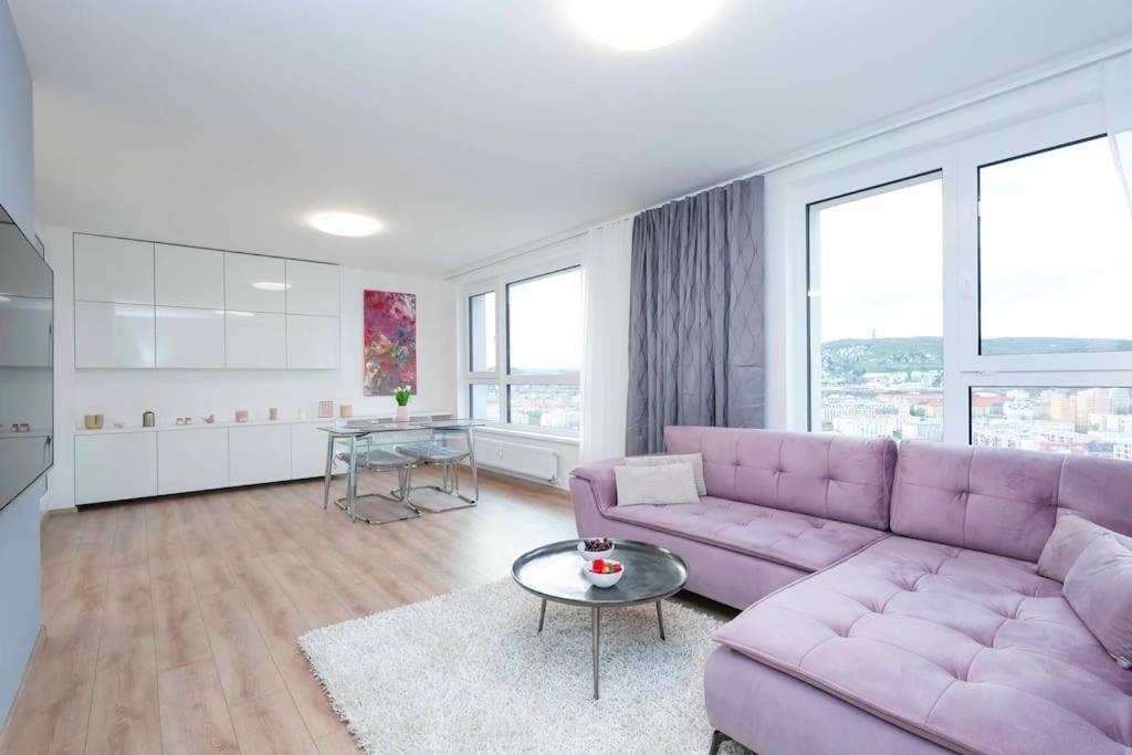 Danubius One - Spacious Apartment W Free Parking บราติสลาวา ภายนอก รูปภาพ
