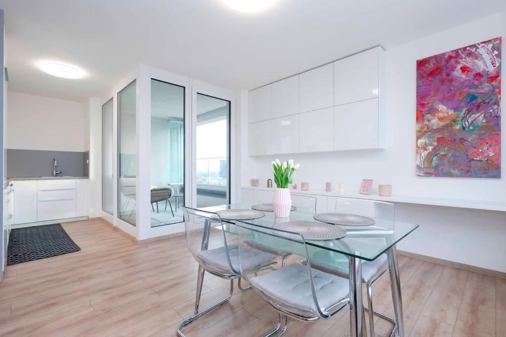 Danubius One - Spacious Apartment W Free Parking บราติสลาวา ภายนอก รูปภาพ