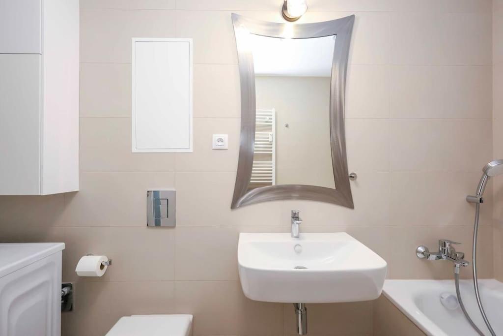 Danubius One - Spacious Apartment W Free Parking บราติสลาวา ภายนอก รูปภาพ