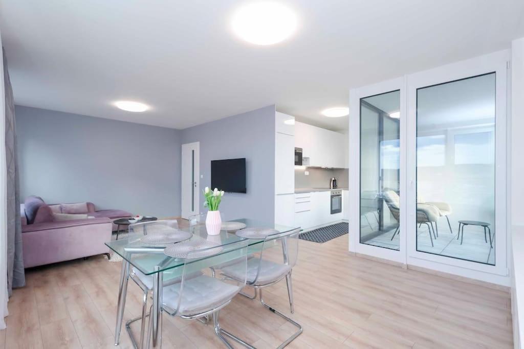 Danubius One - Spacious Apartment W Free Parking บราติสลาวา ภายนอก รูปภาพ