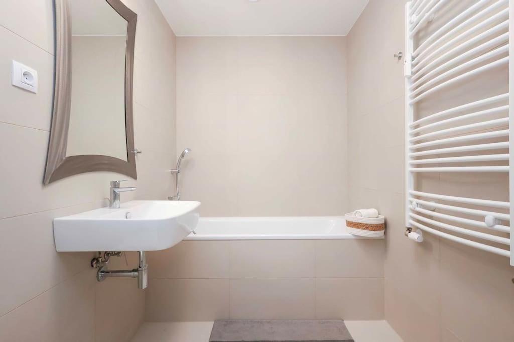 Danubius One - Spacious Apartment W Free Parking บราติสลาวา ภายนอก รูปภาพ