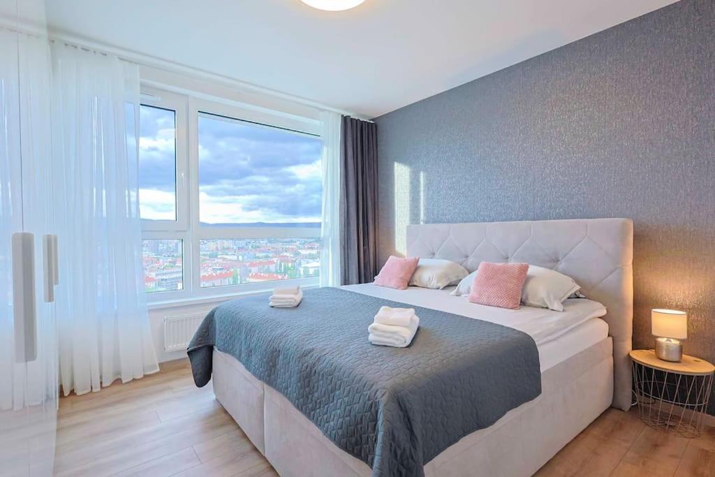 Danubius One - Spacious Apartment W Free Parking บราติสลาวา ภายนอก รูปภาพ