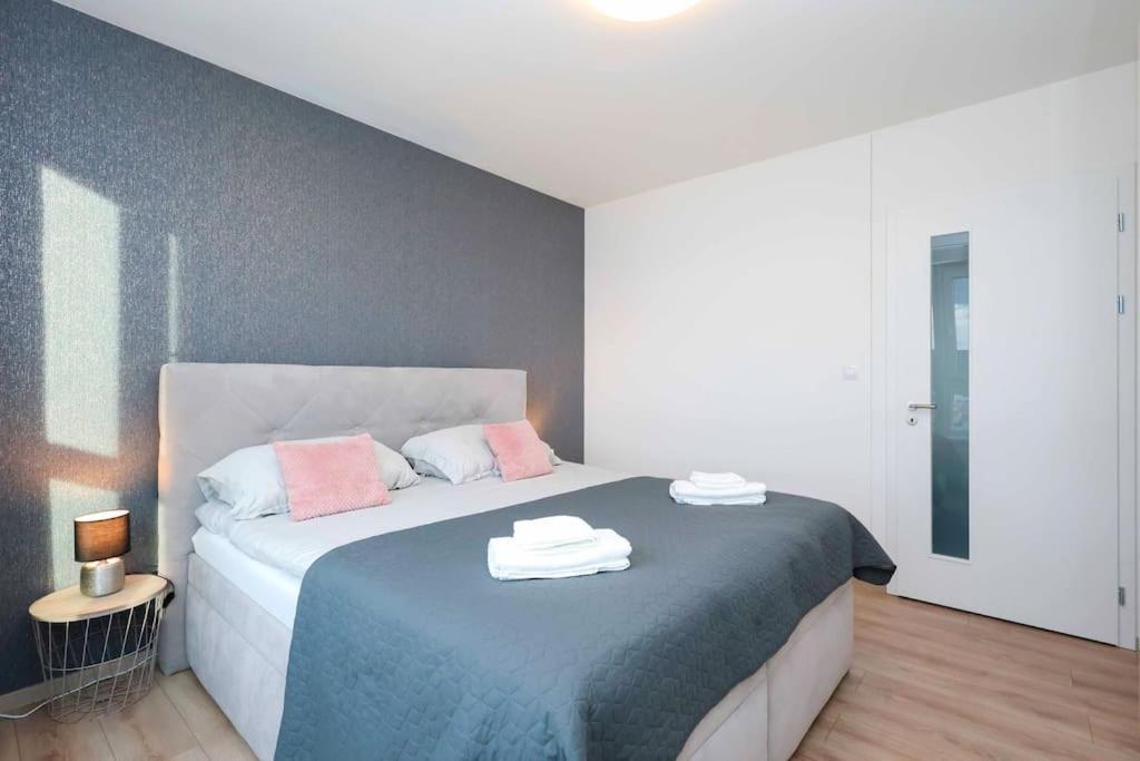 Danubius One - Spacious Apartment W Free Parking บราติสลาวา ภายนอก รูปภาพ
