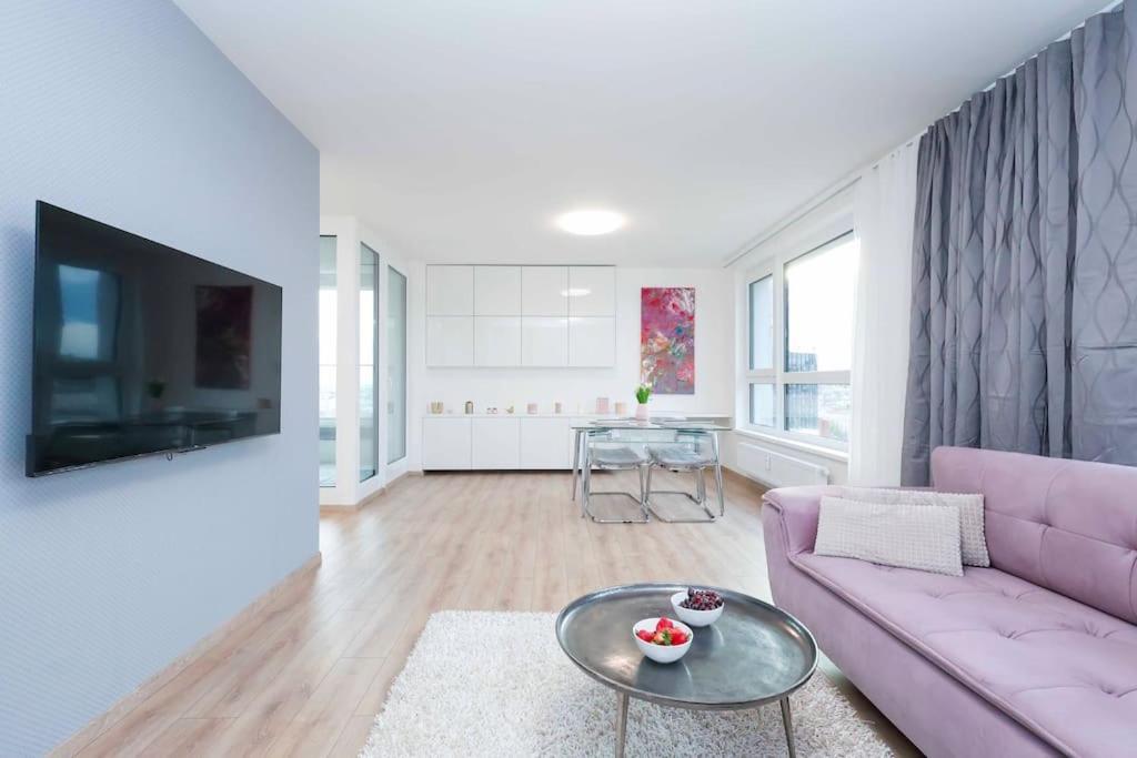 Danubius One - Spacious Apartment W Free Parking บราติสลาวา ภายนอก รูปภาพ