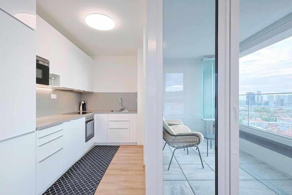 Danubius One - Spacious Apartment W Free Parking บราติสลาวา ภายนอก รูปภาพ